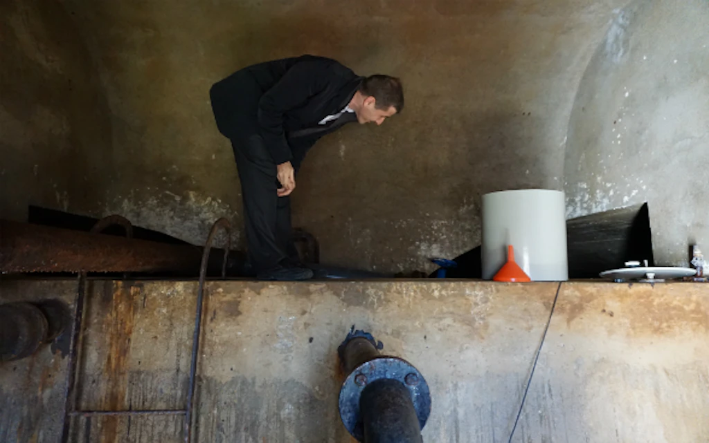 Ein Schweizer Experte besichtigt in der kroatischen Gemeinde Fužine das bestehende Trinkwasserreservoir, das 1960 erbaut wurde.