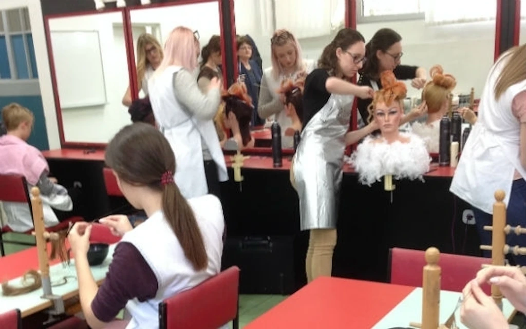 Die Modernisierung der beruflichen Bildung verbessert die Beschäftigungsfähigkeit junger Menschen.